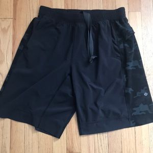 Lululemon Core Shorts - Camo Side detail